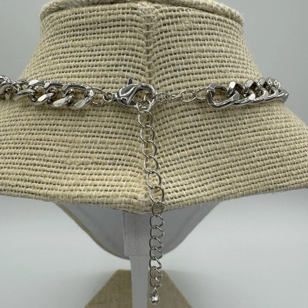 Urban Outfitters Gold Heart Charm Necklace - Picture 3 of 3